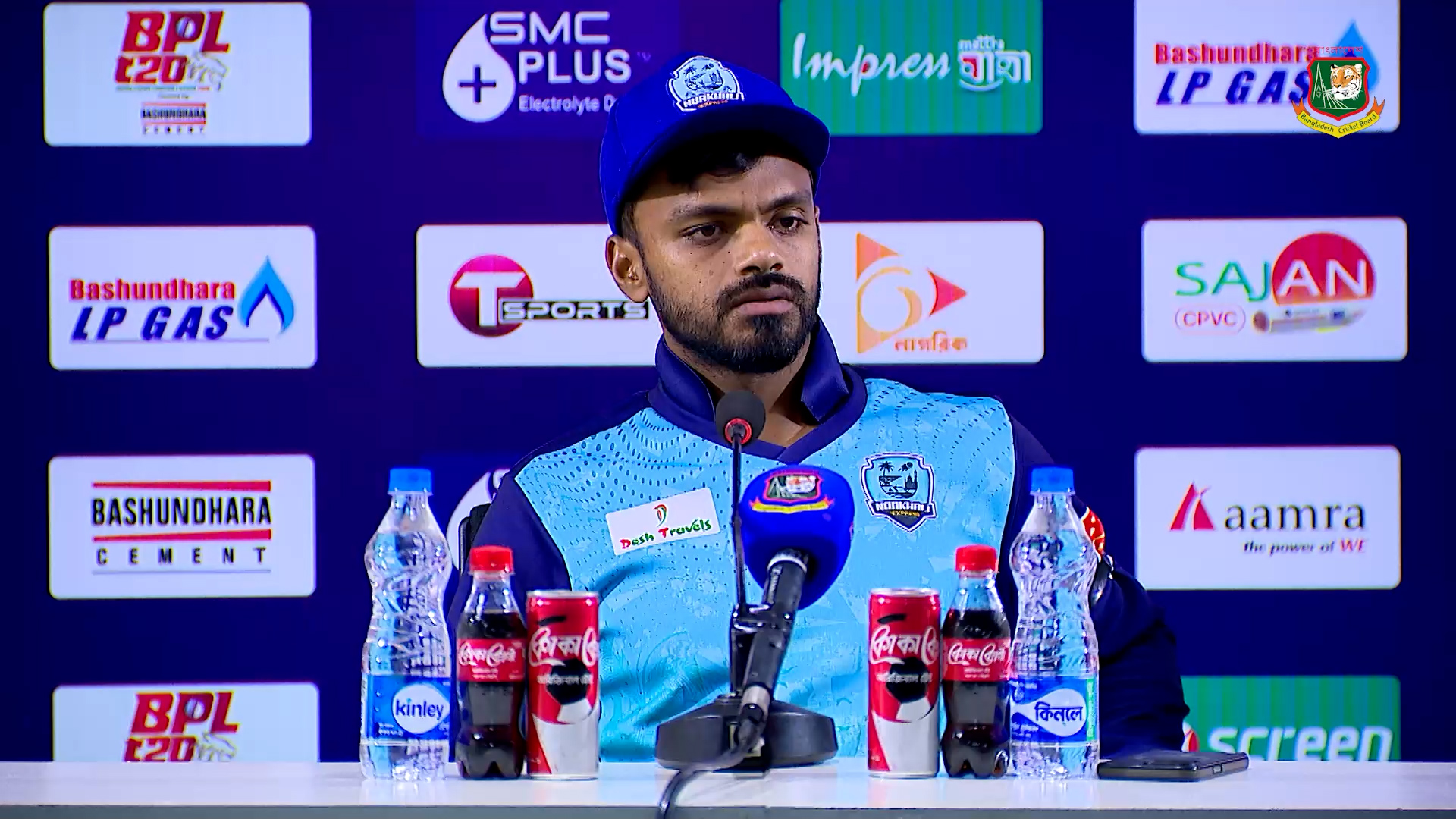 গণমাধ্যমের সঙ্গে কথা বলছেন মাহিদুল ইসলাম অঙ্কন, ক্রিকফ্রেঞ্জি