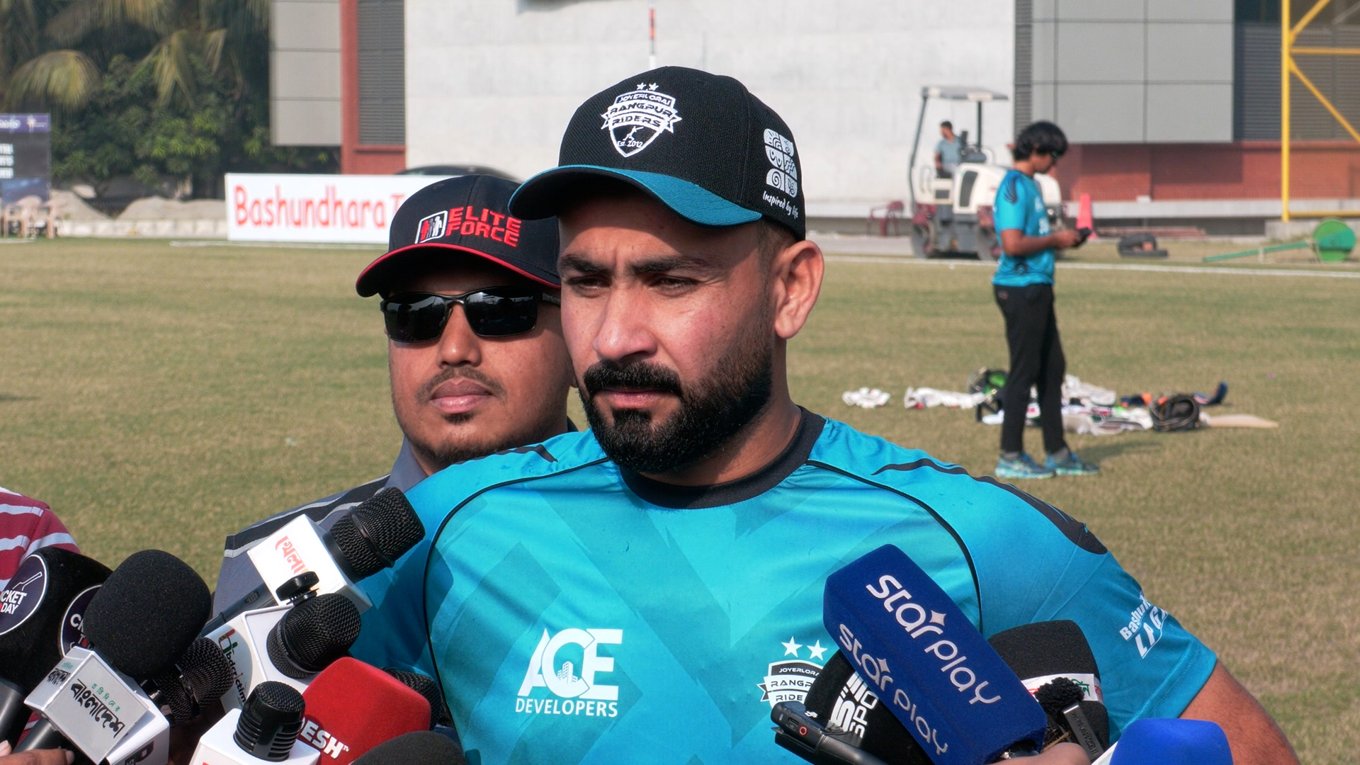 গণমাধ্যমের সঙ্গে কথা বলছেন খুশদিল শাহ, ক্রিকফ্রেঞ্জি