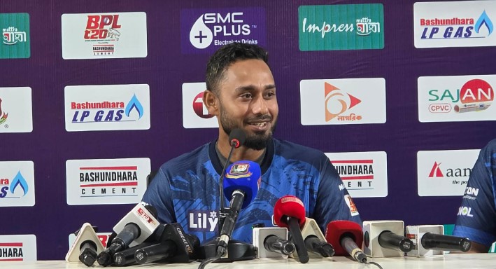 গণমাধ্যমের সঙ্গে কথা বলছেন মোহাম্মদ মিঠুন, ক্রিকফ্রেঞ্জি