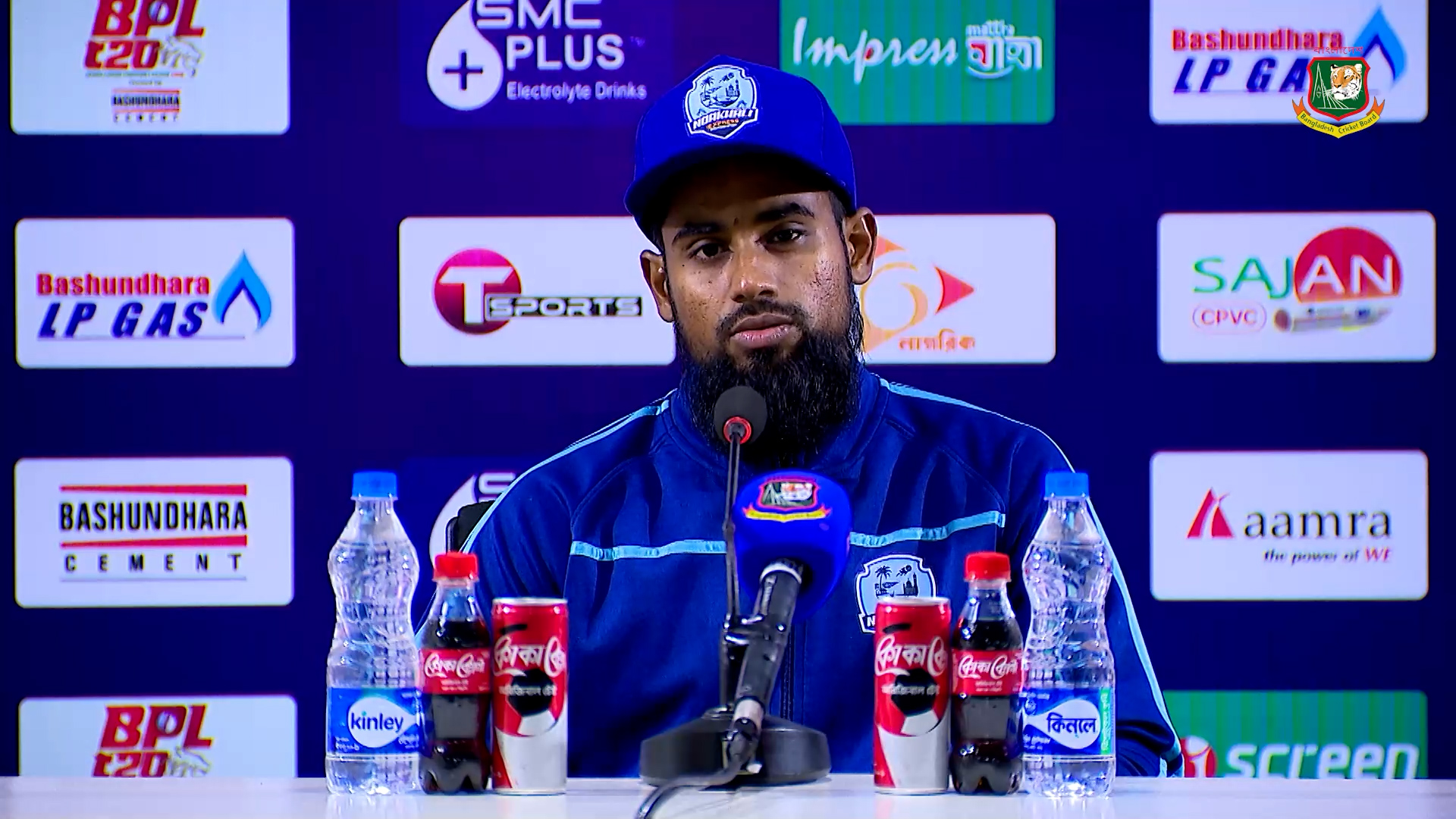 গণমাধ্যমের সঙ্গে কথা বলছেন রেজাউর রহমান রাজা, ক্রিকফ্রেঞ্জি