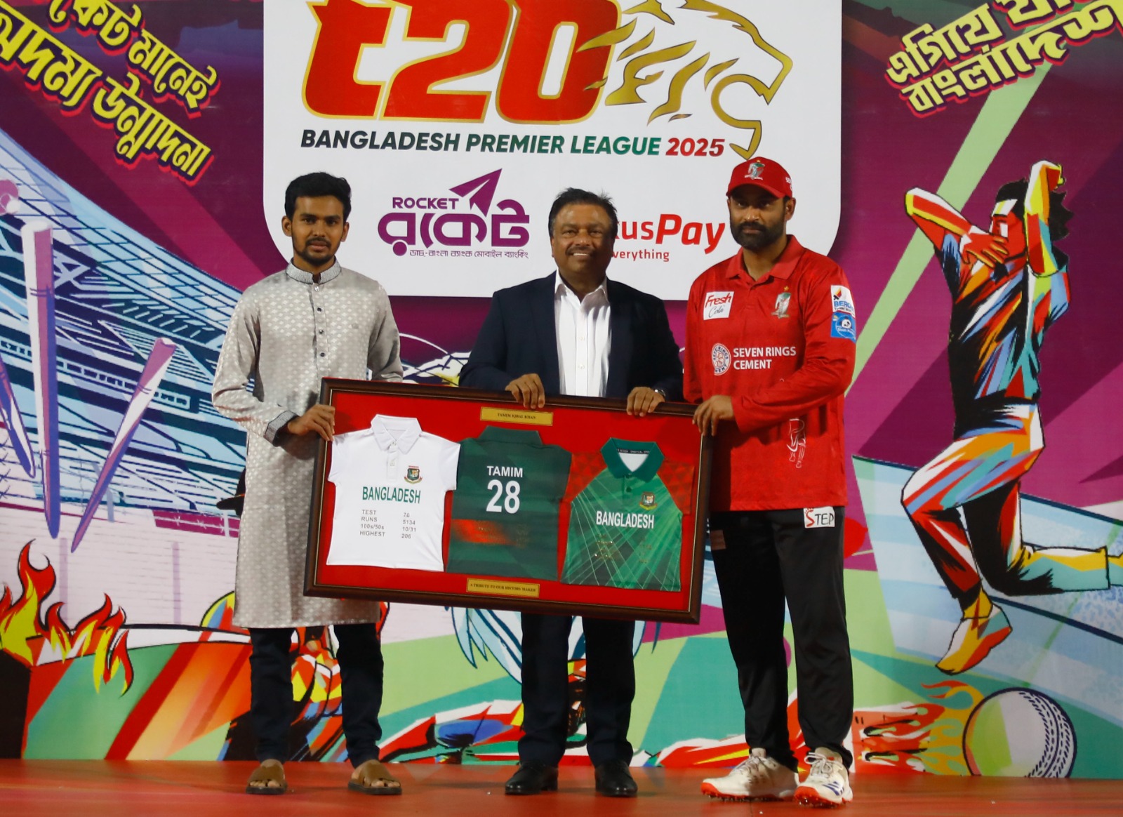 Tamim Iqbal receives a memento, Cricfrenzy