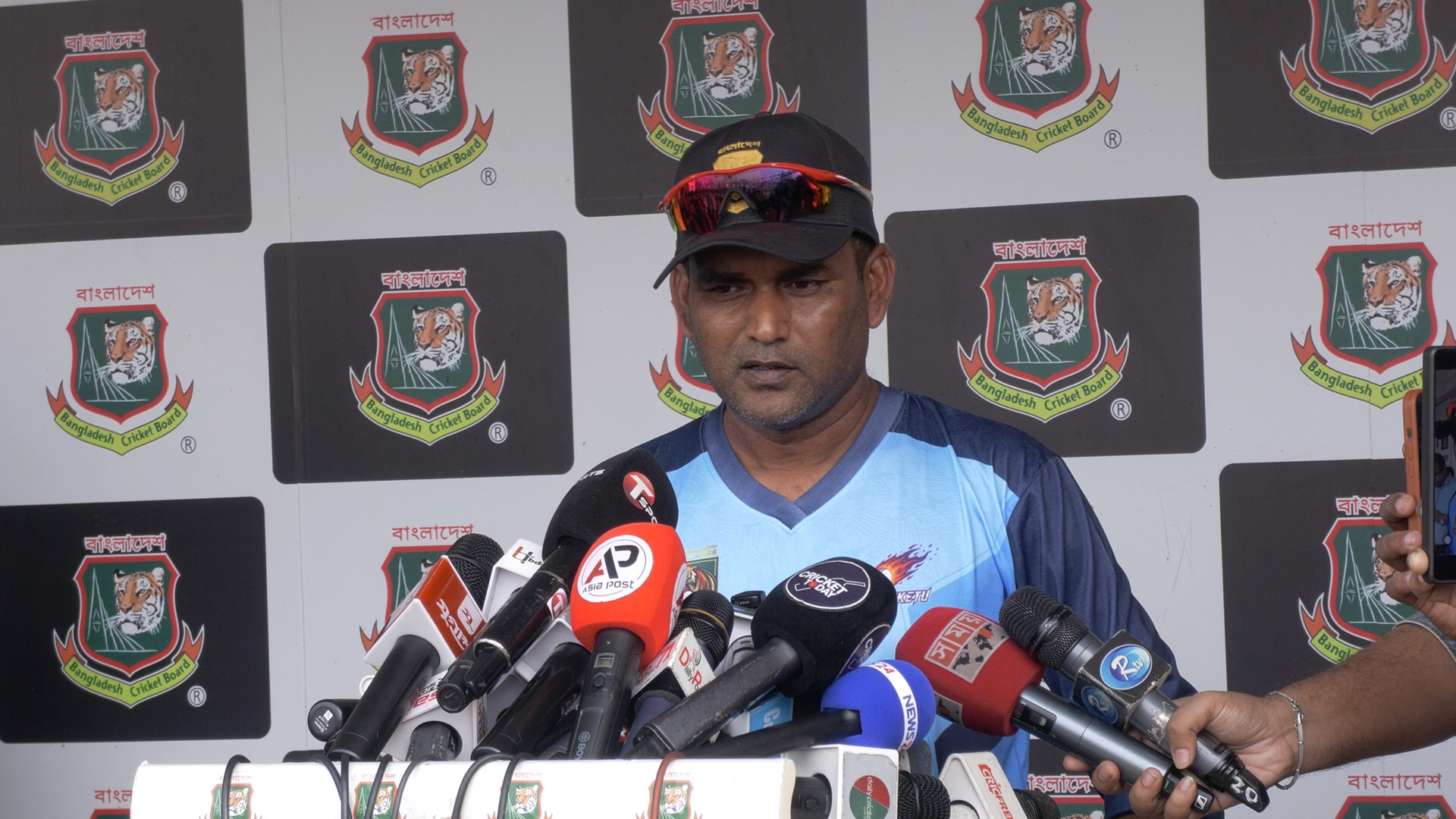 গণমাধ্যমে কথা বলছেন মোহাম্মদ সালাহউদ্দিন, ক্রিকফ্রেঞ্জি