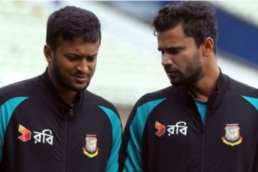 New Zealand's Rachin Ravindra (L) and wicketkeeper Tim Seifert (2L) celebrate their team's win