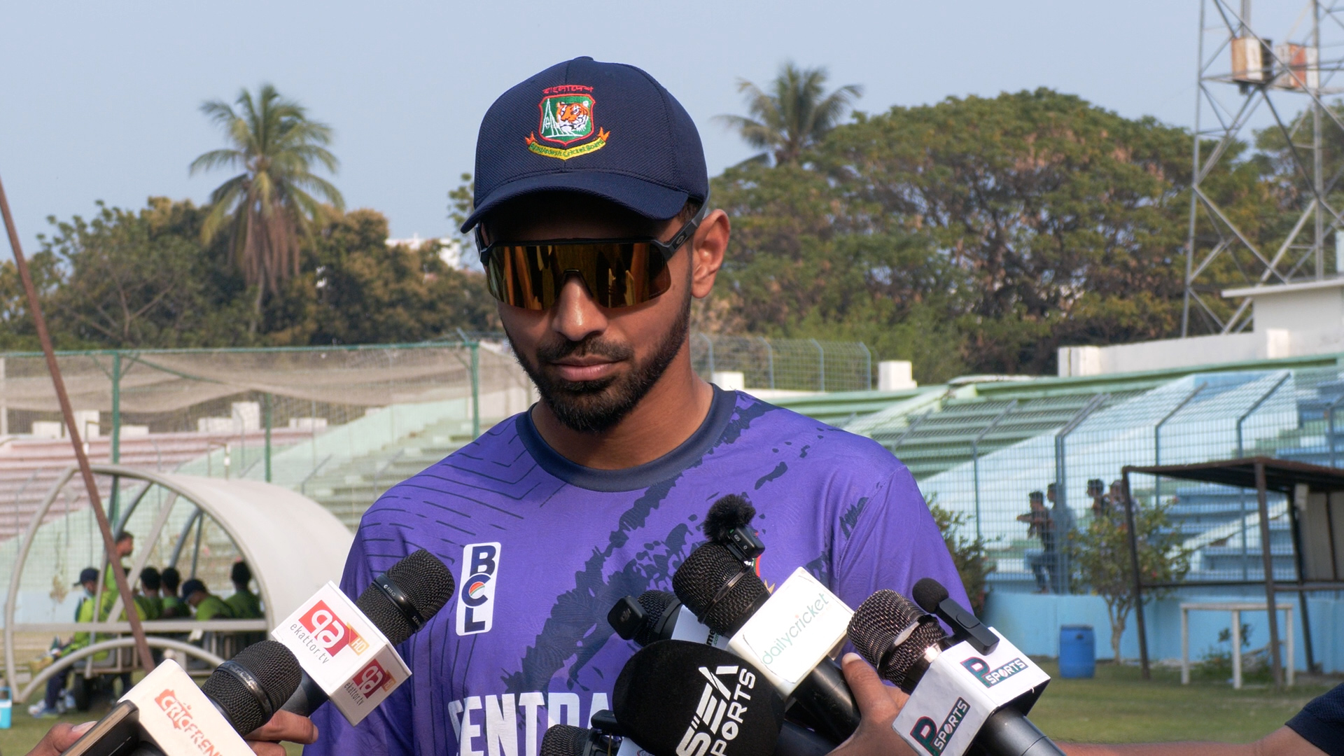 গণমাধ্যমের সঙ্গে আলাপকালে সাইফ হাসান, ক্রিকফ্রেঞ্জি