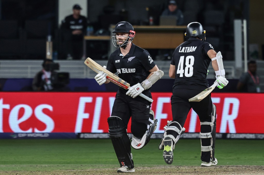 New Zealand's Kane Williamson (L) and Tom Latham run between the wickets in Dubai, AFP