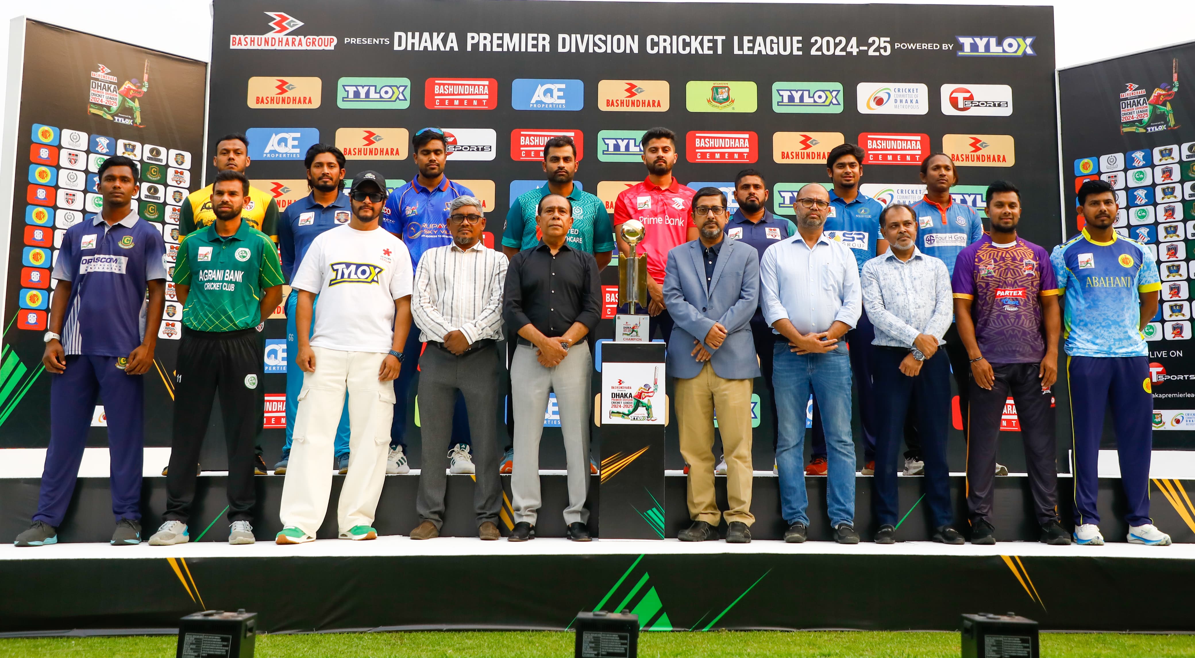 All DPL team captains with the trophy, Cricfrenzy