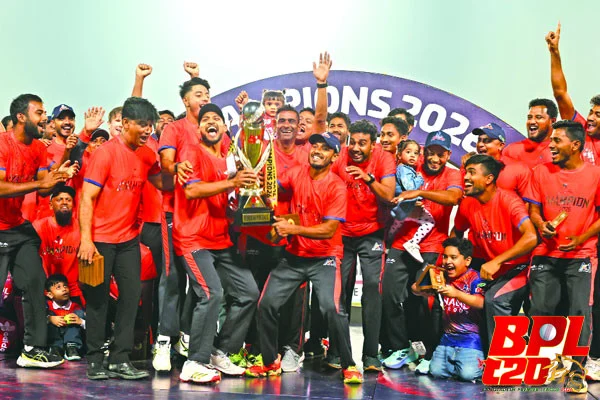 ঈদের আগেই আইফোন বুঝে পেলেন রাজশাহীর চ্যাম্পিয়ন ক্রিকেটাররা