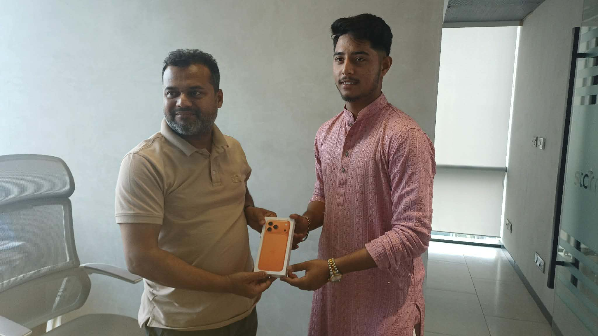 ঈদের আগেই আইফোন বুঝে পেলেন রাজশাহীর চ্যাম্পিয়ন ক্রিকেটাররা