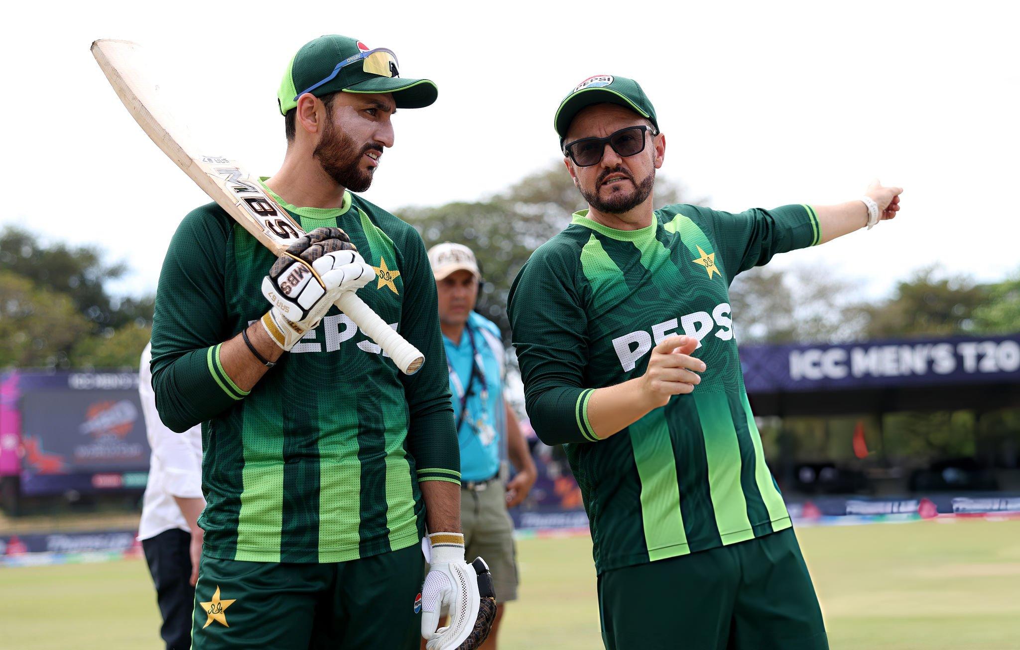 হেসনের বিরুদ্ধে পাকিস্তানের ক্রিকেটারদের ‘বিদ্রোহ’, নেপথ্যে একনায়কতন্ত্র