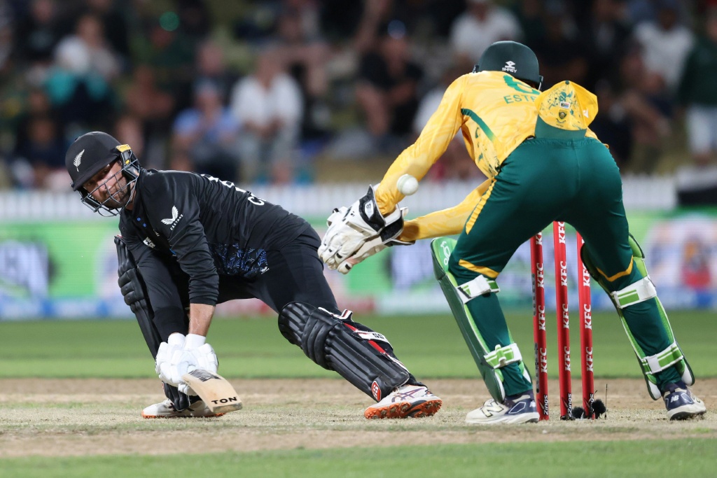 Hard-hitting Conway steers New Zealand to victory over South Africa