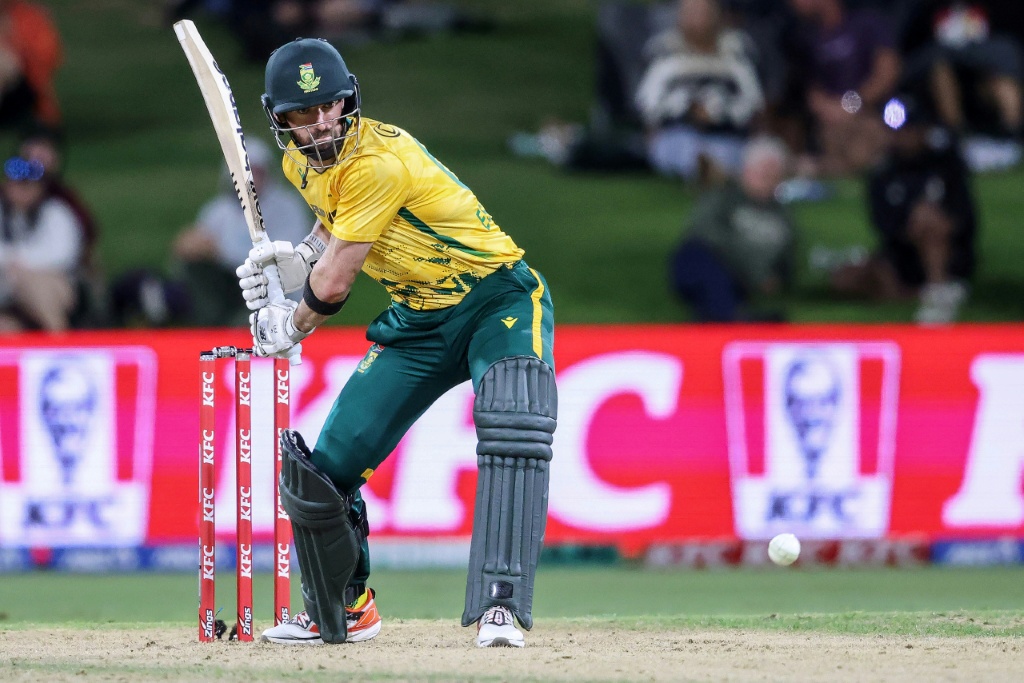 South Africa tear through New Zealand to win first T20