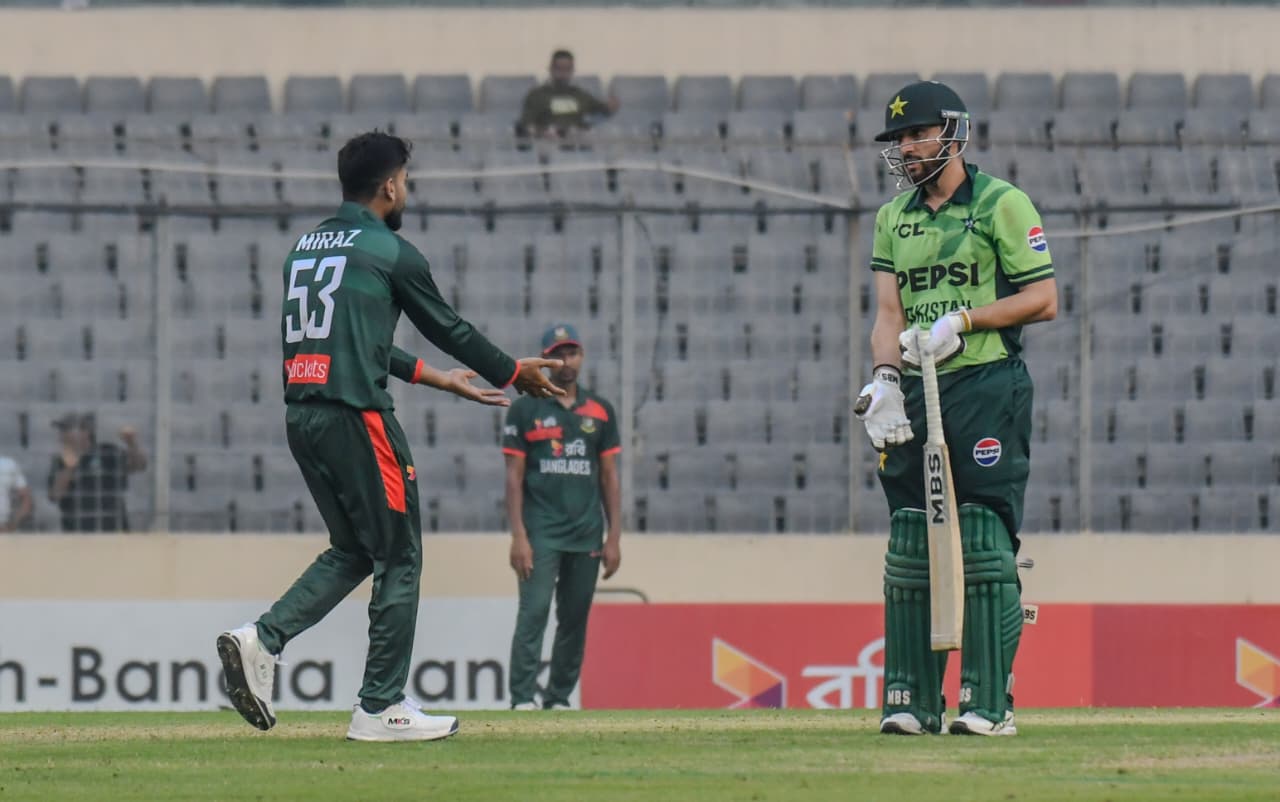 Sadaqat, Agha lift Pakistan to 274 despite late collapse