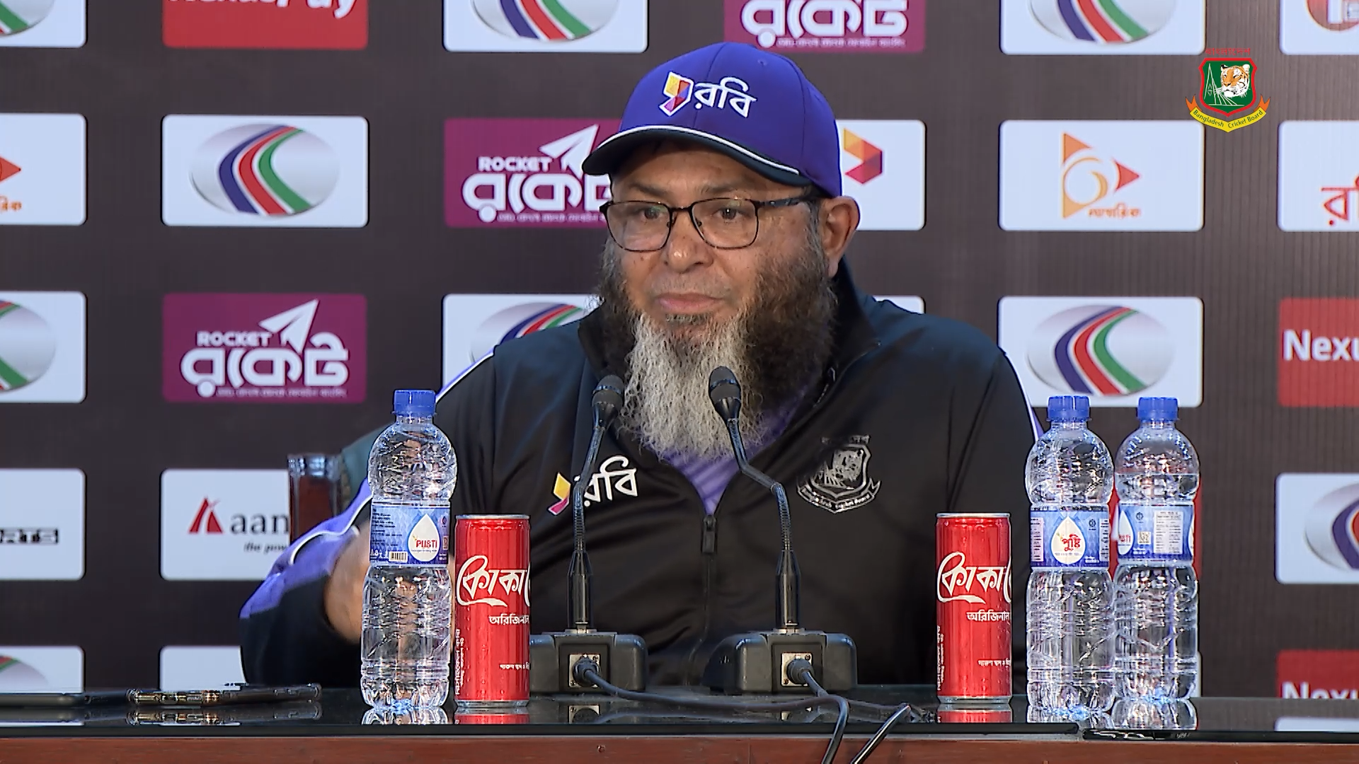 বিতর্কিত রান আউটে মিরাজের ভুল দেখেন না মুশতাক