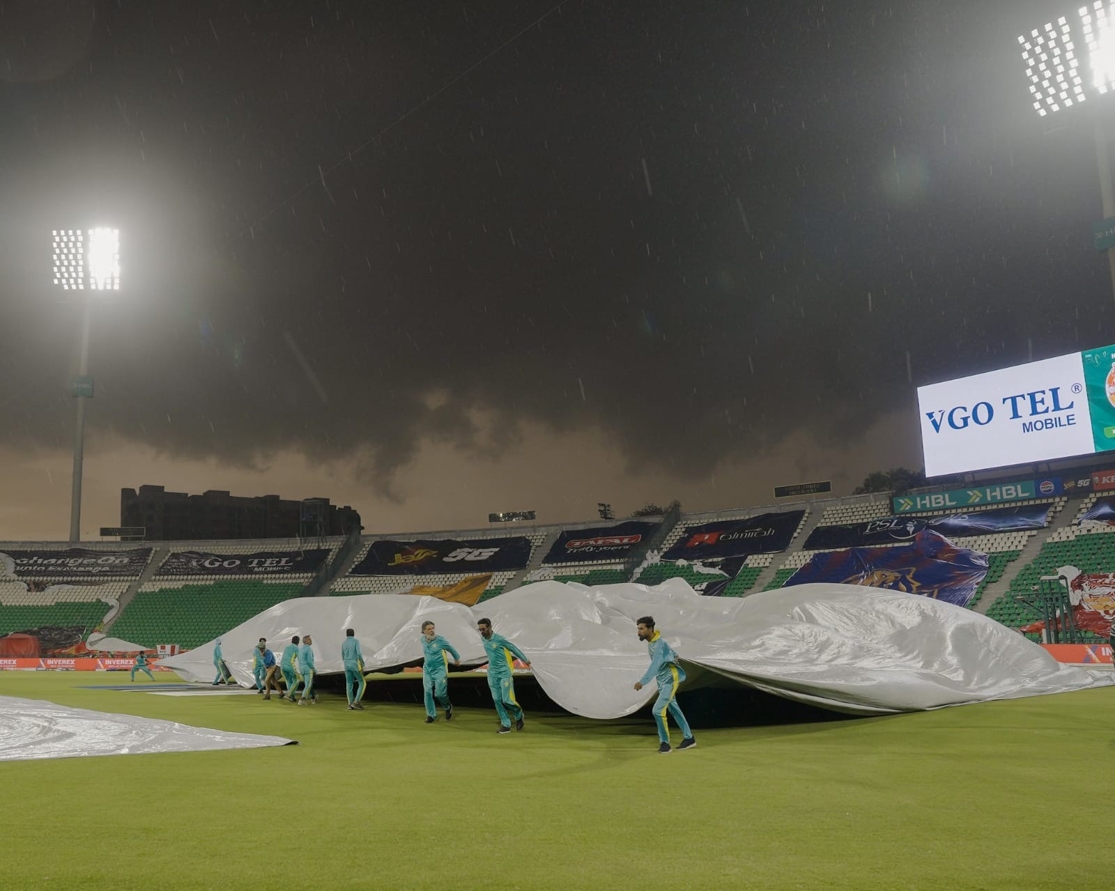 লাহোরে মুষলধারে বৃষ্টি, টস হতে দেরি