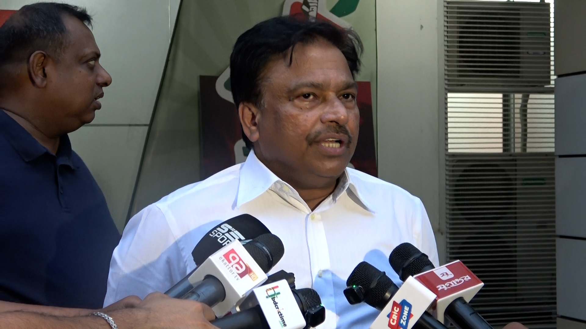 আইন করে খেলোয়াড়দের রাজনীতিতে আসা বন্ধ করা উচিত: ফারুক