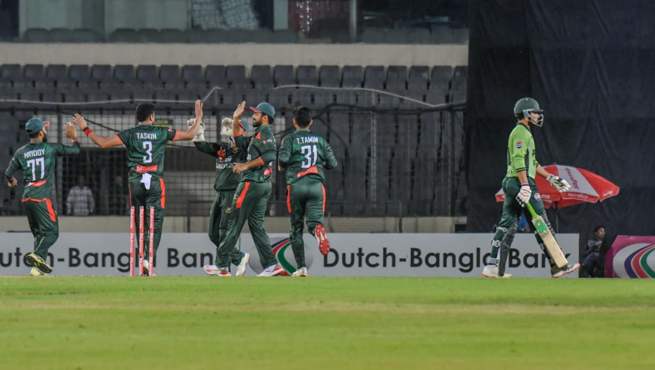 রোমাঞ্চকর লড়াইয়ে পাকিস্তানকে হারিয়ে সিরিজ জিতল বাংলাদেশ