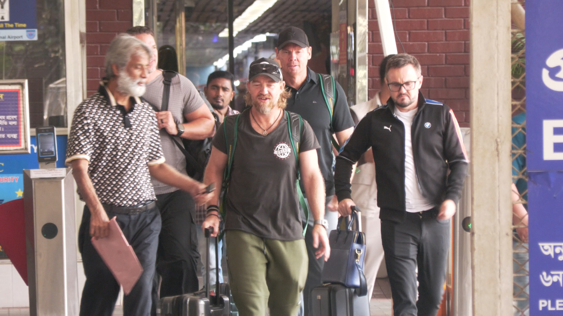 বিমানবন্দরে মাইক হেসন