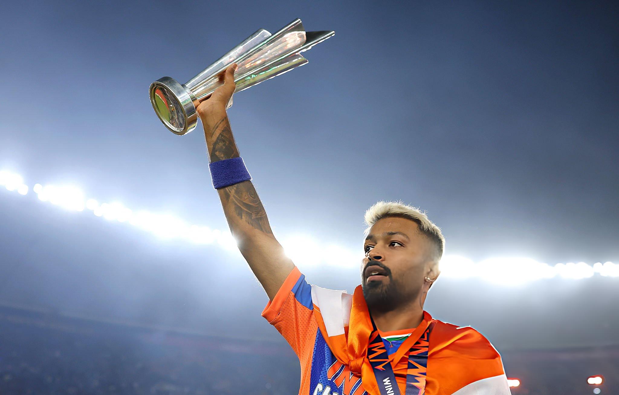 টি-টোয়েন্টি বিশ্বকাপের শিরোপা হাতে হার্দিক পান্ডিয়া