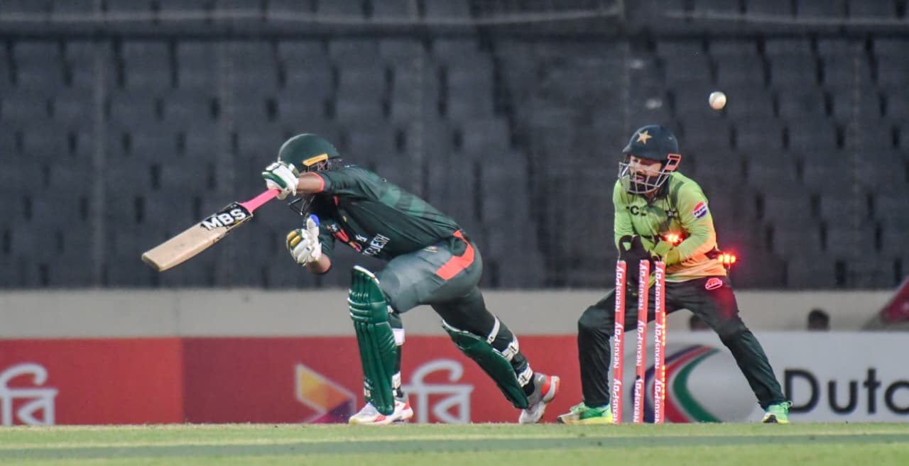 Pakistan level series with big win in rain-hit second ODI