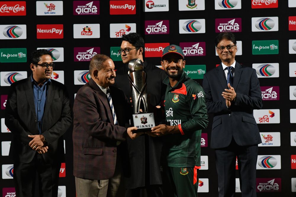 সিরিজ জয়ের ট্রফি হাতে মেহেদী হাসান মিরাজ, ক্রিকফ্রেঞ্জি