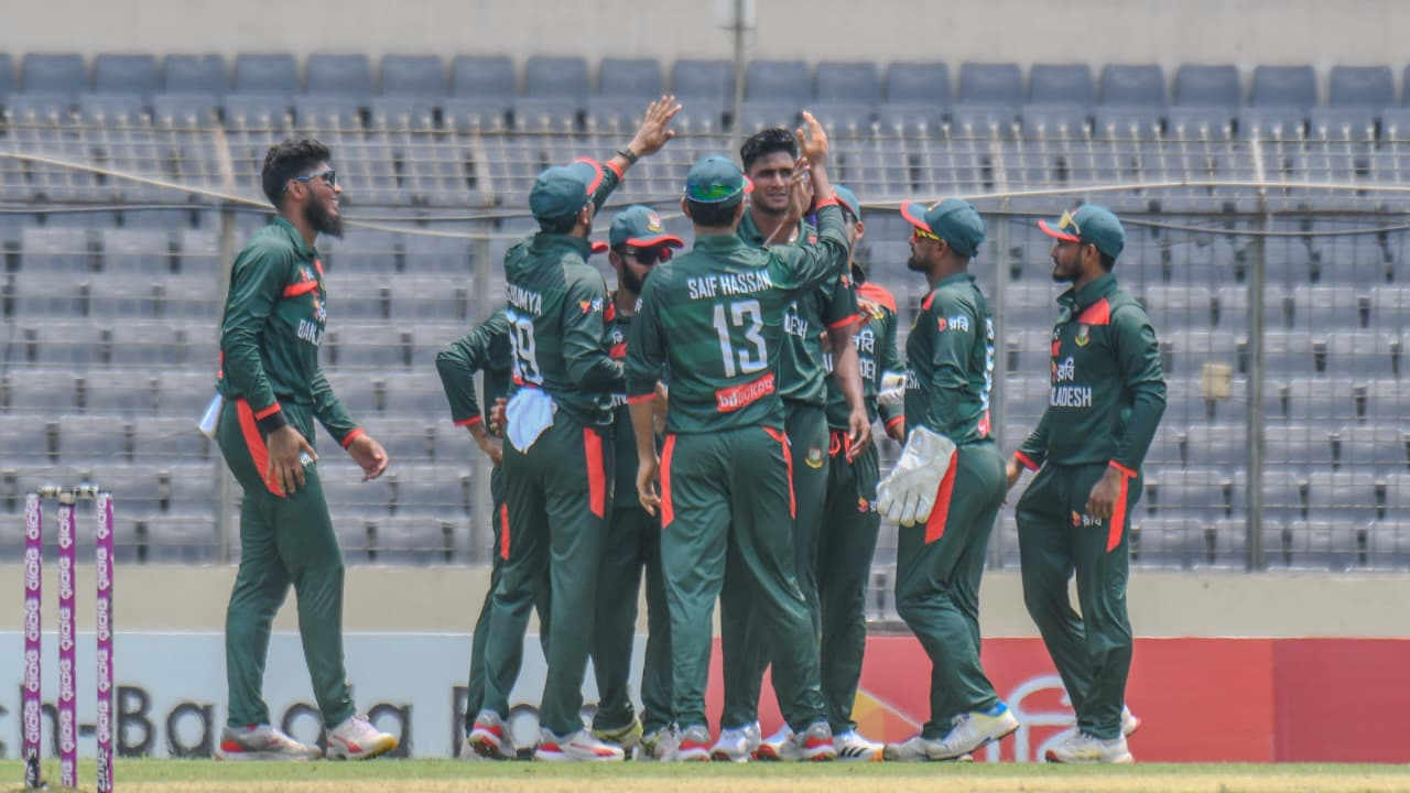 Nahid Rana celebrate a wicket with teammates, Cricfrenzy
