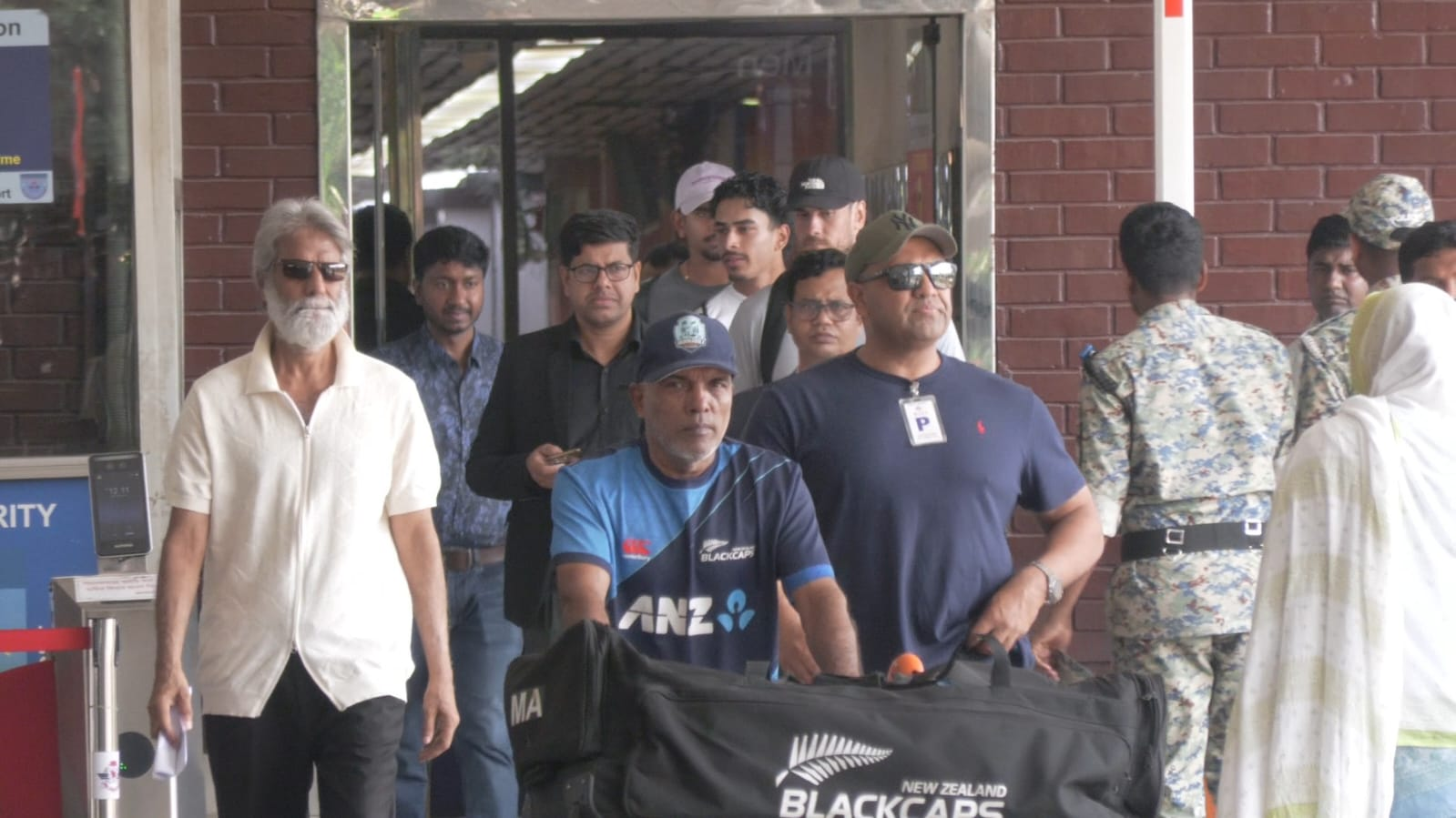 বিমানবন্দরে ৩ ক্রিকেটার