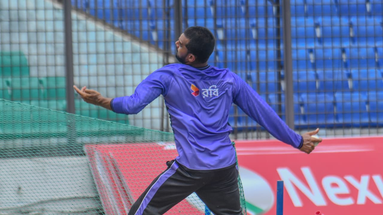 অনুশীলনে মেহেদী হাসান মিরাজ/ক্রিকফ্রেঞ্জি