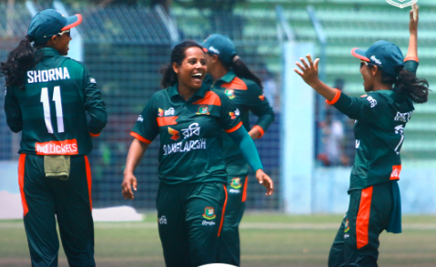 Bangladesh team celebrate a wicket, BCB