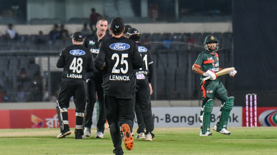 New Zealand celebrate a wicket, Cricfrenzy
