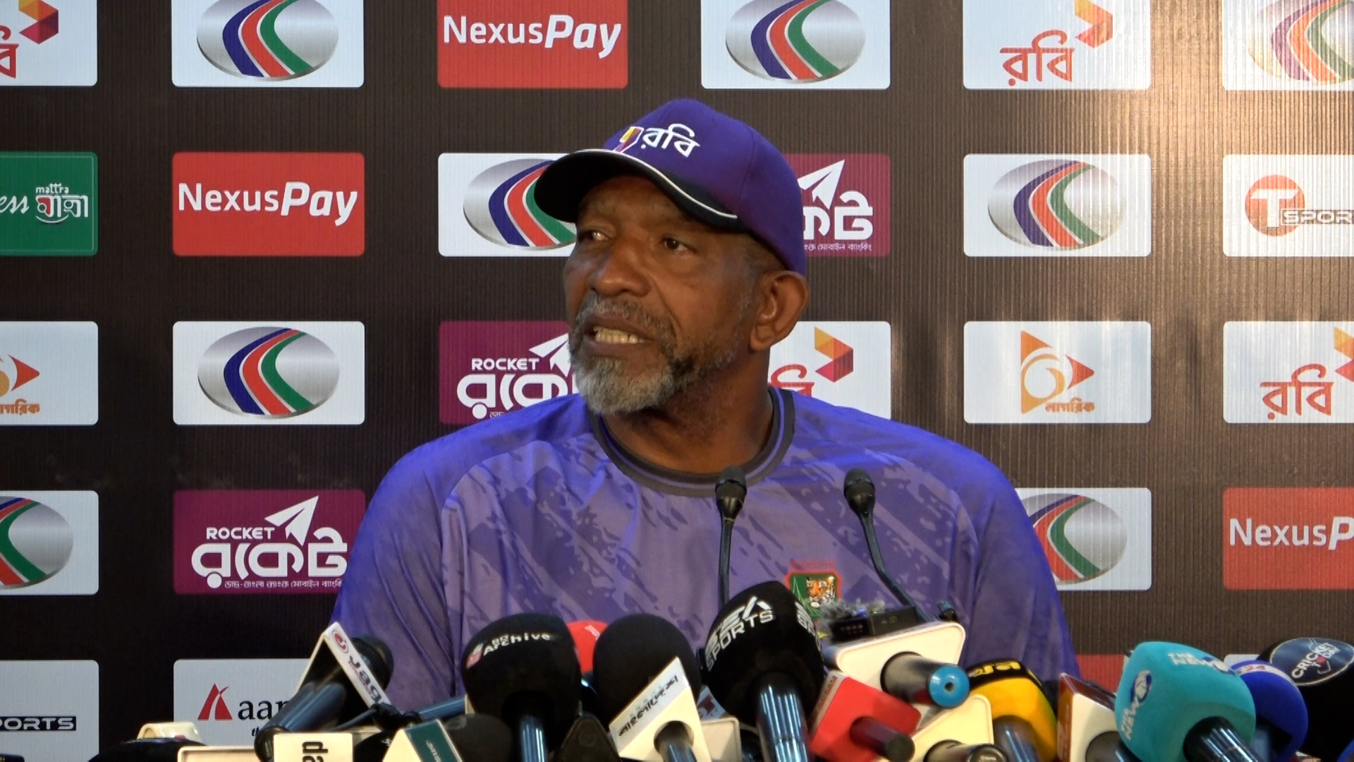 সংবাদ সম্মেলনে ফিল সিমন্স, ক্রিকফ্রেঞ্জি