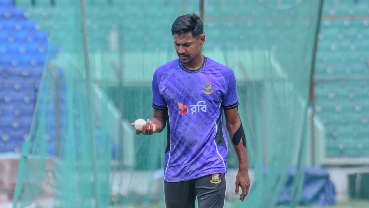 বল হাতে বাংলাদেশের অনুশীলনে মুস্তাফিজুর রহমান; তানভির হোসেন/ক্রিকফ্রেঞ্জি