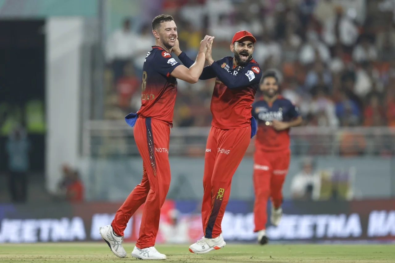 ম্যাচের সেরা বোলার জস হ্যাজেলউডের সঙ্গে বিরাট কোহলি, ফাইল ফটো