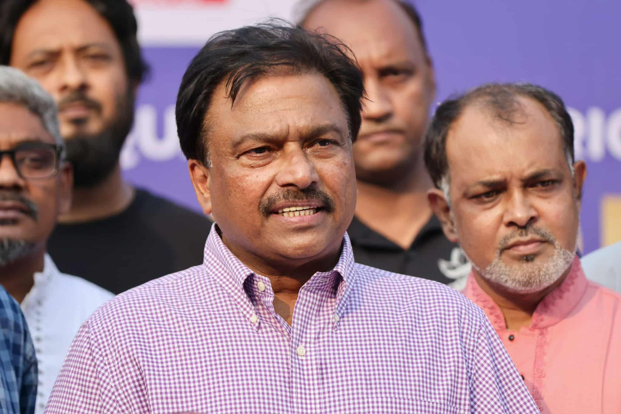 গণমাধ্যমের সঙ্গে কথা বলছেন ফারুক আহমেদ, ক্রিকফ্রেঞ্জি