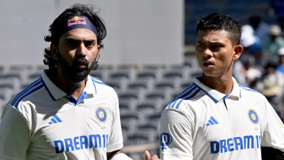 অস্ট্রেলিয়া সফরে দুটি ম্যাচে ওপেনিং করেছিলেন লোকেশ রাহুল (বামে) ও ইয়াশভি জয়সাওয়াল (ডানে)