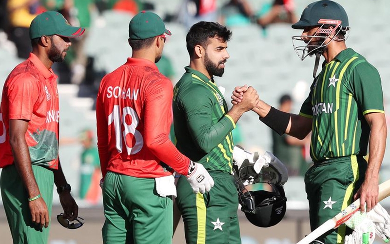 হাত মেলাচ্ছেন বাংলাদেশ ও পাকিস্তানের ক্রিকেটাররা