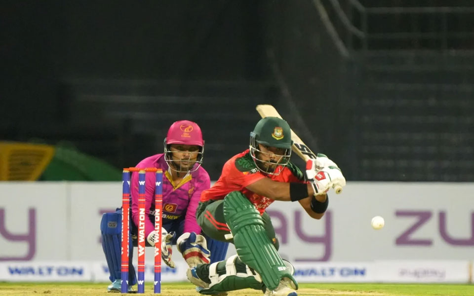 সুইপ খেলার পথে পারভেজ হোসেন ইমন