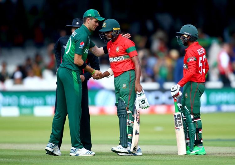 হাত মেলাচ্ছেন বাংলাদেশের ক্রিকেটাররা, পিসিবি
