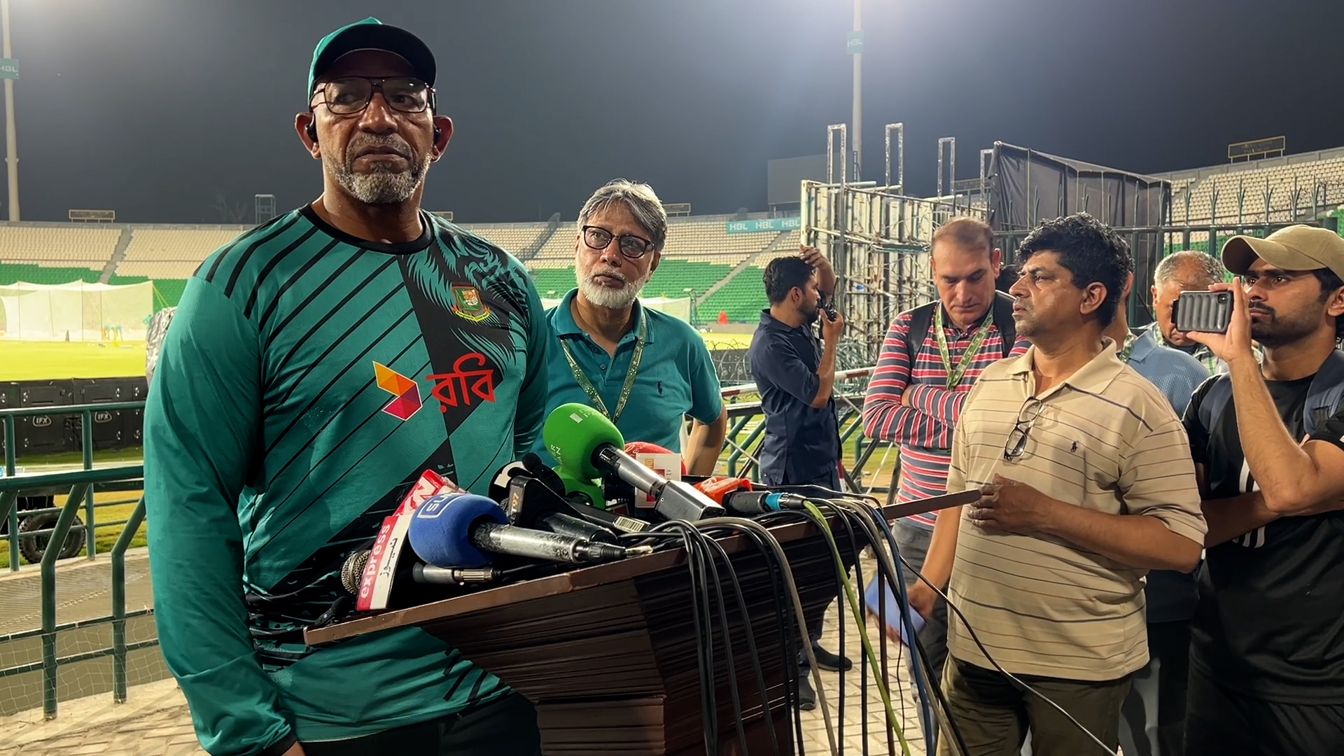 গণমাধ্যমে কথা বলছেন ফিল সিমন্স, ক্রিকফ্রেঞ্জি