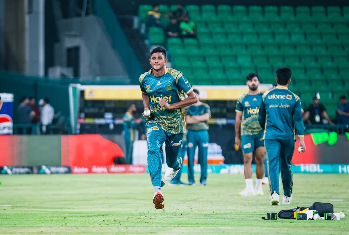পেশাওয়ার জালমির জার্সিতে অনুশীলনে নাহিদ রানা