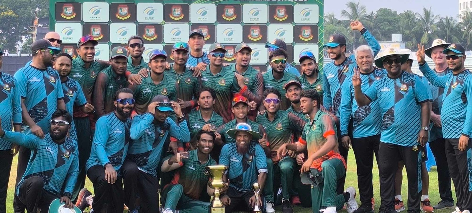 সিরিজ জিতে ট্রফি হাতে বাংলাদেশ ইমার্জিং দল, ক্রিকফ্রেঞ্জি
