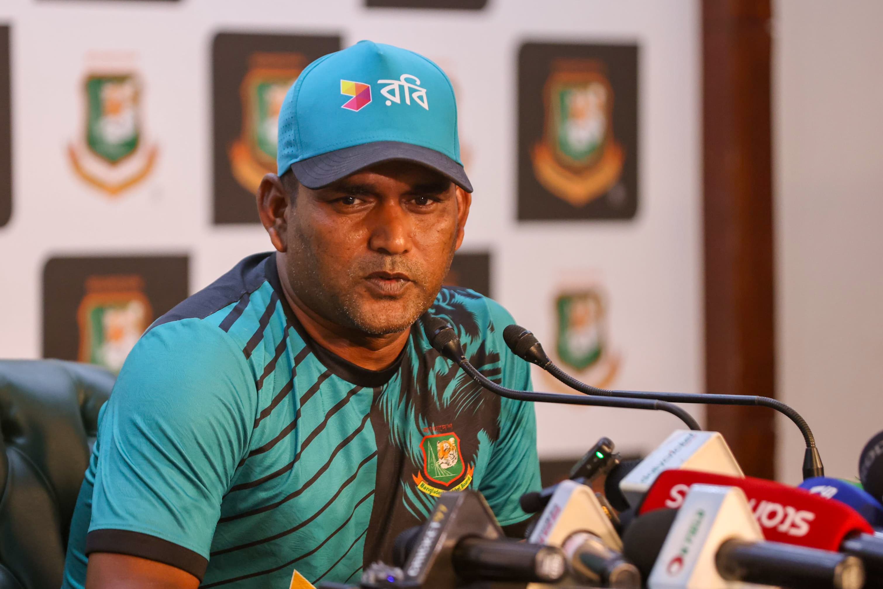 সংবাদ সম্মেলনে সিনিয়র সহকারী কোচ মোহাম্মদ সালাহউদ্দিন, ক্রিকফ্রেঞ্জি