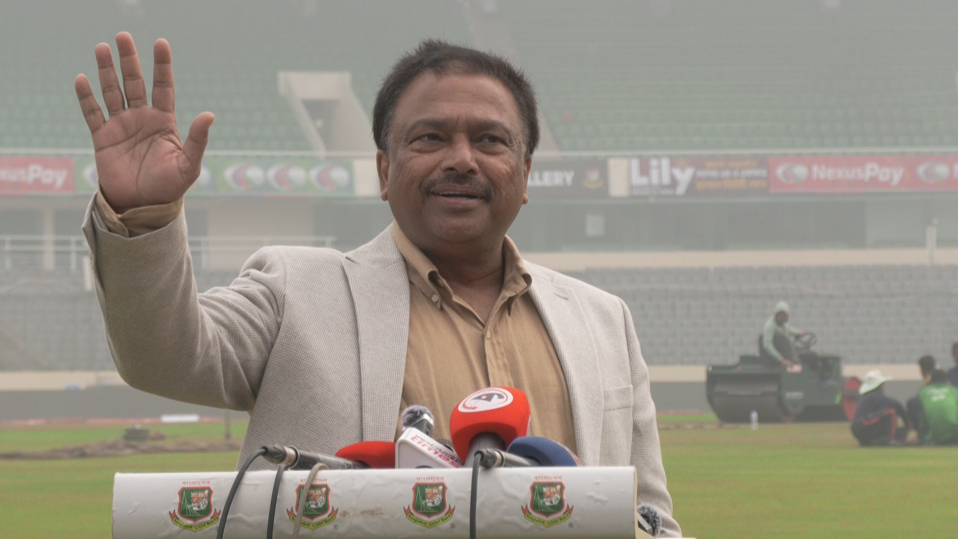 গণমাধ্যমের সঙ্গে আলাপকালে ফারুক আহমেদ