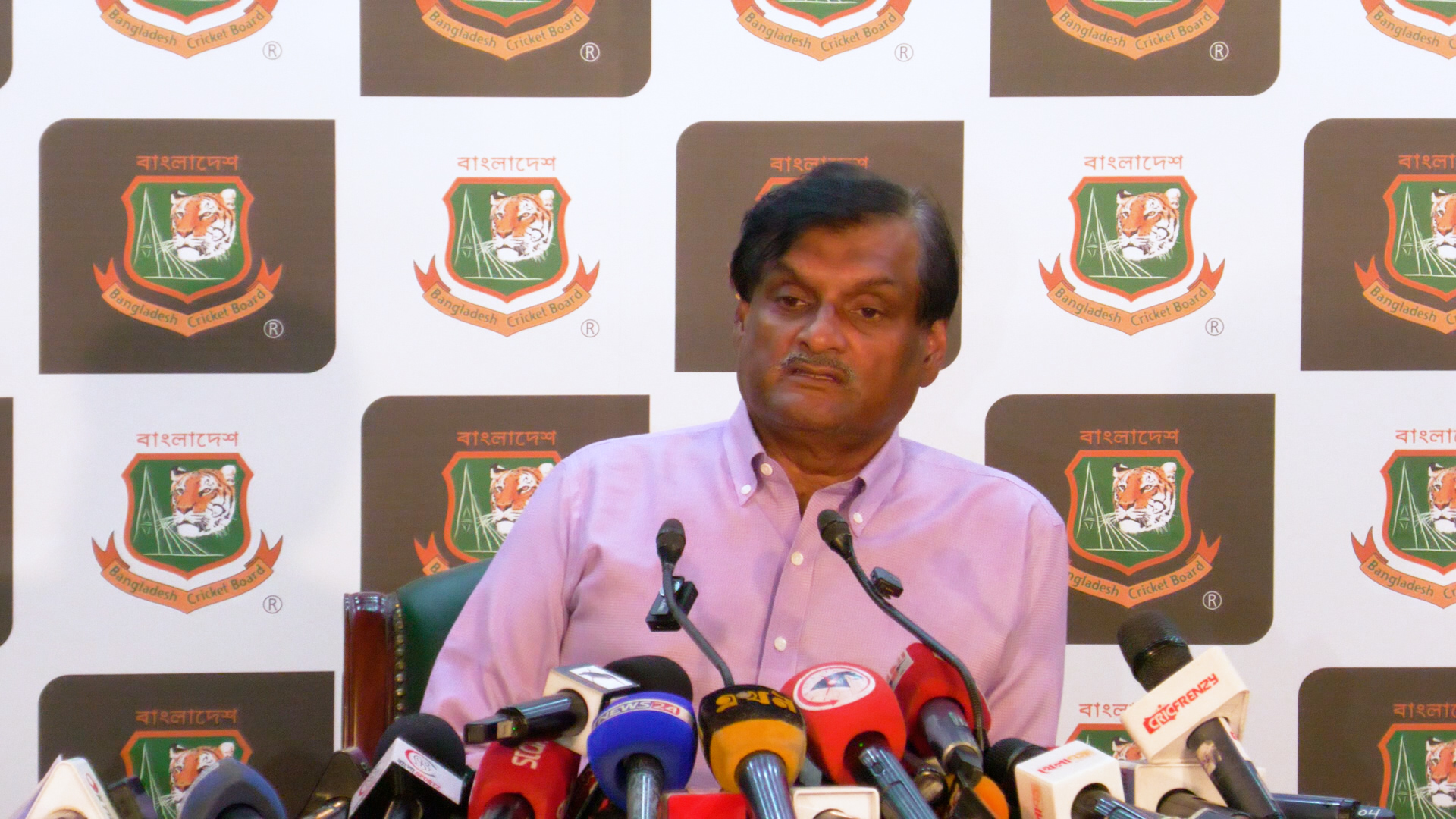গণমাধ্যমের সঙ্গে কথা বলছেন ইফতিখার আহমেদ মিঠু, ক্রিকফ্রেঞ্জি