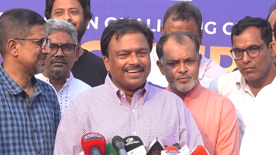 গণমাধ্যমের সঙ্গে কথা বলছেন ফারুক আহমেদ, ক্রিকফ্রেঞ্জি