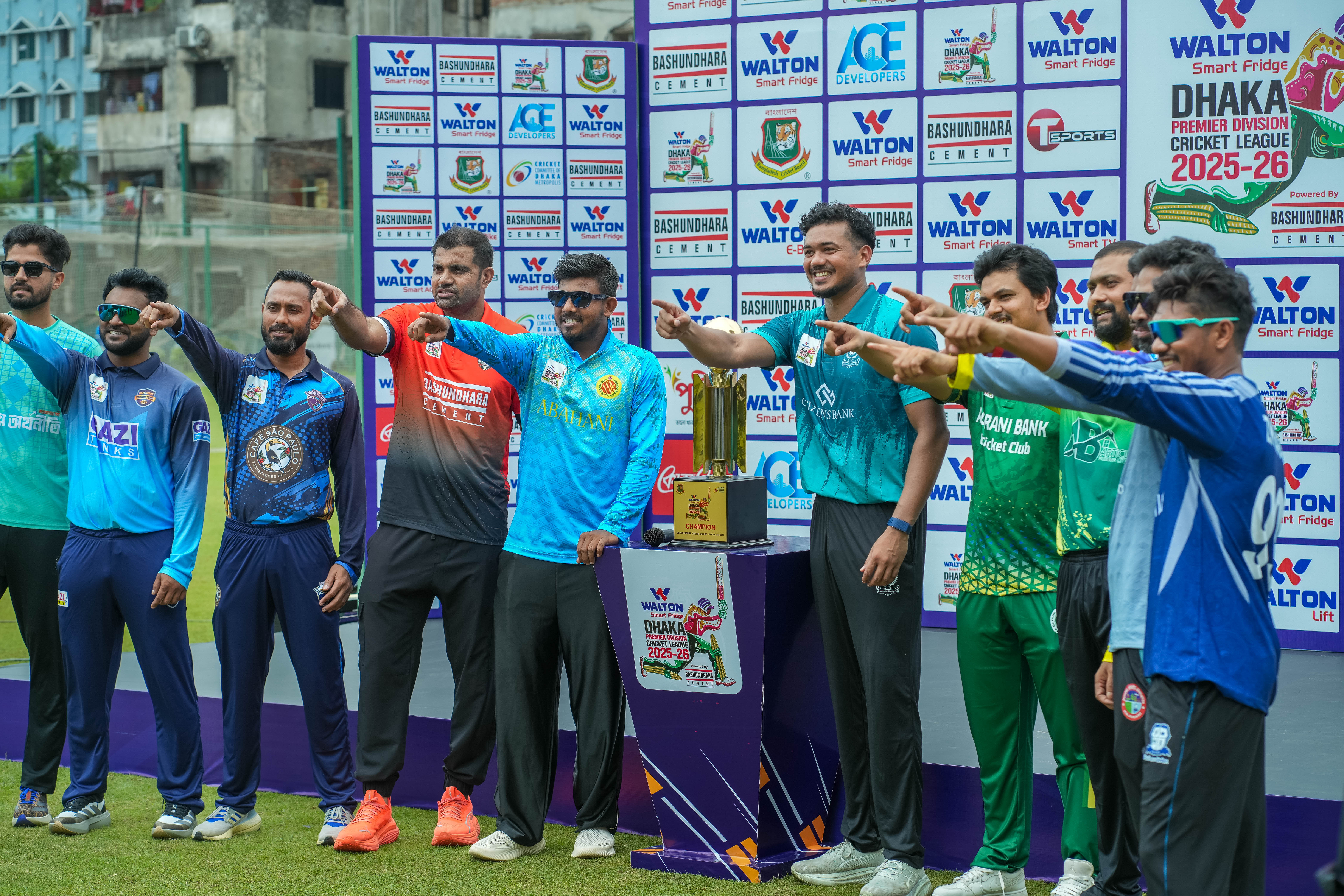 ডিপিএল ট্রফি উন্মোচনে অধিনায়করা, ক্রিকফ্রেঞ্জি
