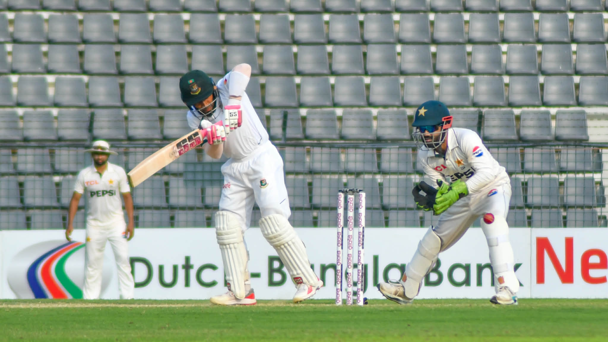 Mushfiq’s 137 powers Bangladesh to set a 437-run target for Pakistan