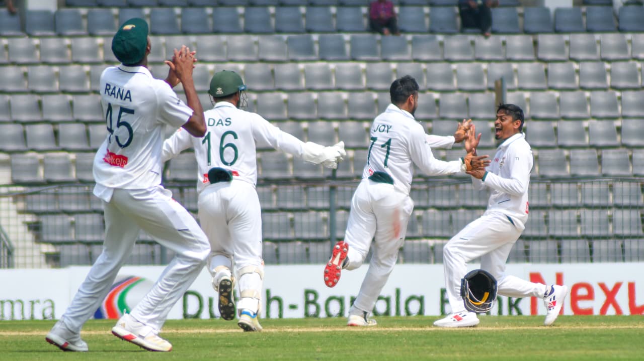 বাংলাদেশের চাই ৩ উইকেট, পাকিস্তানের ১২১ রান