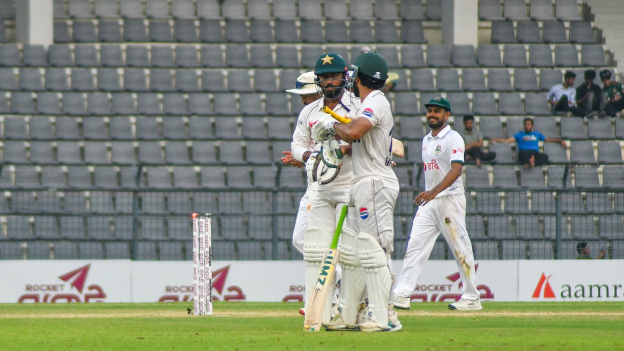 অল আউট করে দেওয়ার ‘হুমকি’ টেইটের, জয়ে আশাবাদী পাকিস্তানও