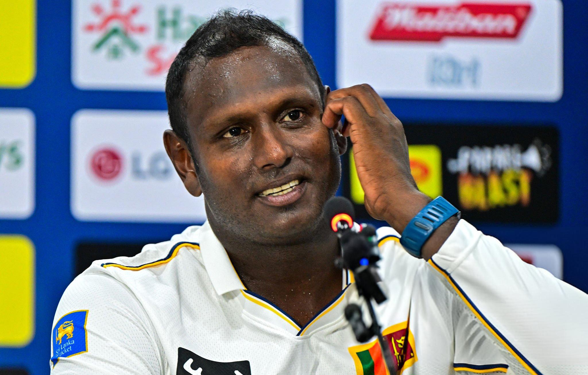 সংবাদ সম্মেলনে অ্যাঞ্জেলো ম্যাথিউস