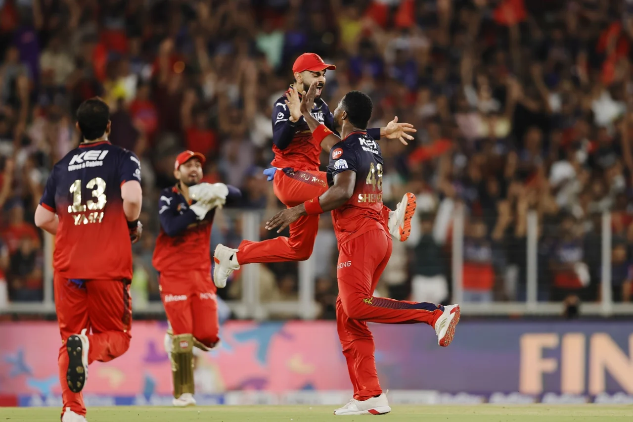 Romario Shepherd and Virat Kohli celebrate Shreyas Iyer's fall